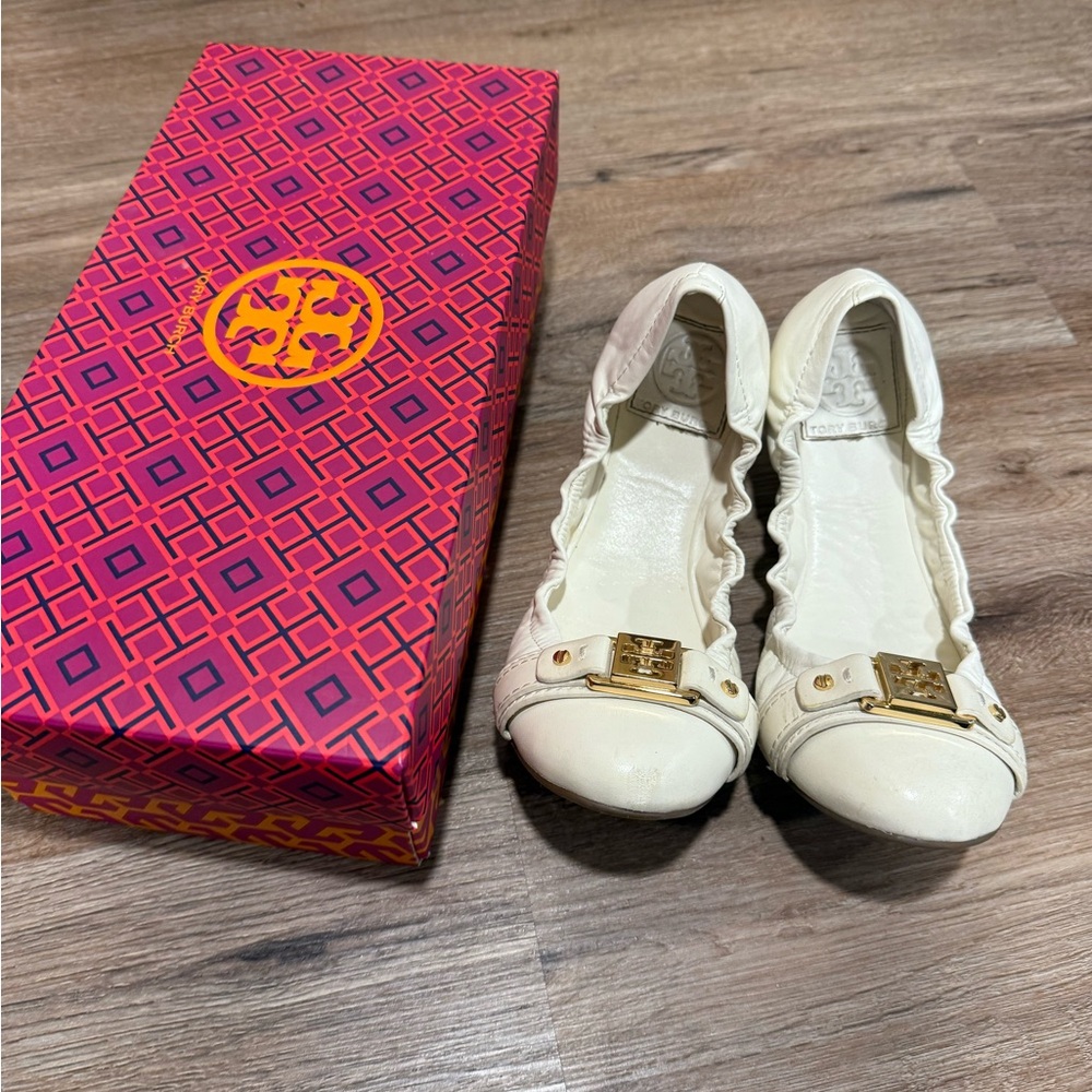 Tory Burch Cream Leather Ballet Flats Size 7.5 Gold Logo Medallion Good Used